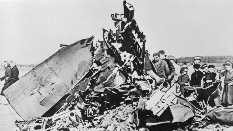Soviet civilians examining the wreckage of Francis Gary Powers' U-2 spy plane after it was shot down over the Soviet Union, 1 May 1960